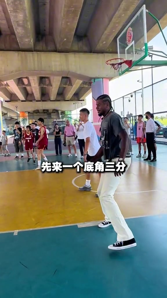 真的接地气！杰伦·格林突袭广州野球场 与现场球迷打球互动